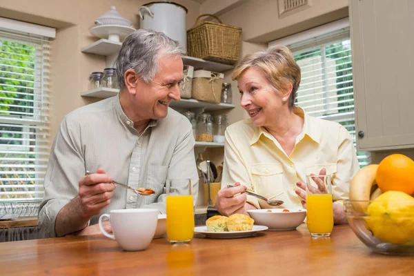 Couple âgé prenant le petit déjeuner ensemble — Photo