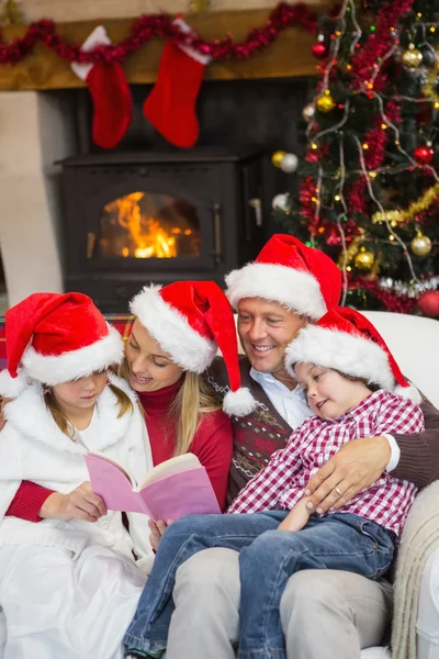 Lycklig familj läser vid jul — Stockfoto