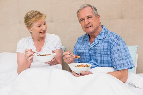 高级夫妻在床上吃早餐 — 图库照片