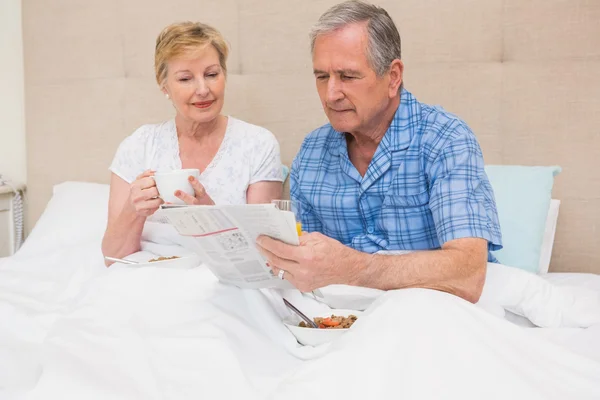 Äldre par med frukost i sängen — Stockfoto