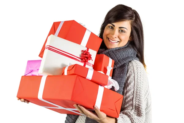 Lachende brunette houden stapel geschenken — Stockfoto