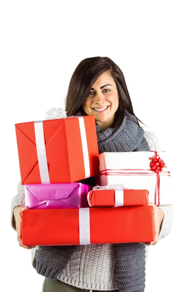 Usměvavá brunetka drží mnoho dárků — Stock fotografie