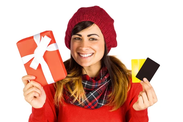 Lächelnde Brünette mit Geschenk und Karten — Stockfoto