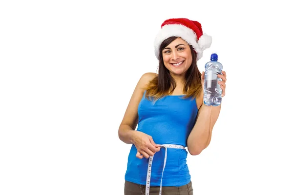 Festive ajuste morena medindo sua cintura e segurando garrafa — Fotografia de Stock