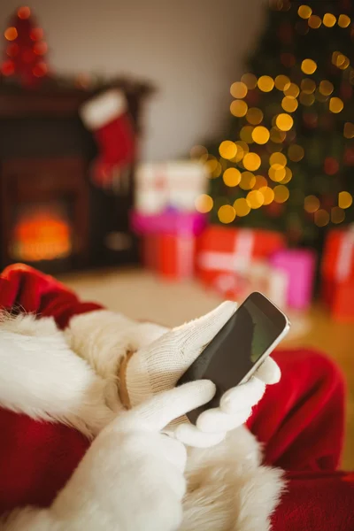 Santa Claus usando un smartphone en Navidad — Foto de Stock