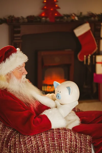 Babbo Natale tiene salvadanaio a Natale — Foto Stock