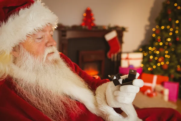 Santa Claus sosteniendo anillo de compromiso con su caja — Foto de Stock