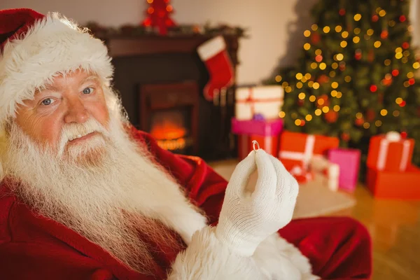 Sorrindo santa segurando anel de noivado — Fotografia de Stock