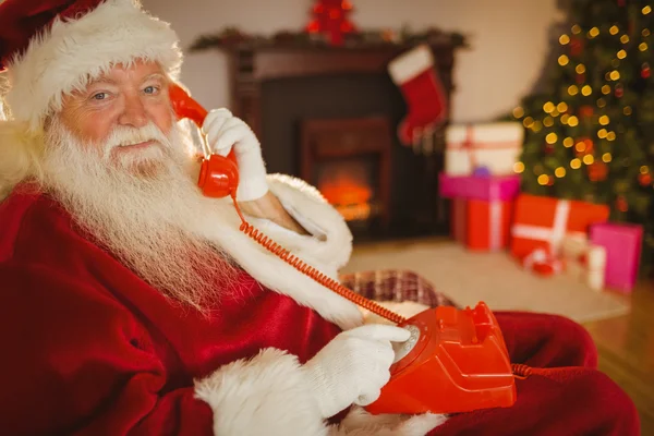 Leende santa att göra ett telefonsamtal — Stockfoto