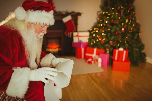 Papai Noel lendo sua lista — Fotografia de Stock