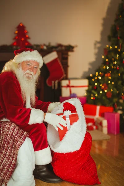 Glücklich Weihnachtsmann Strumpf Geschenke — Stockfoto