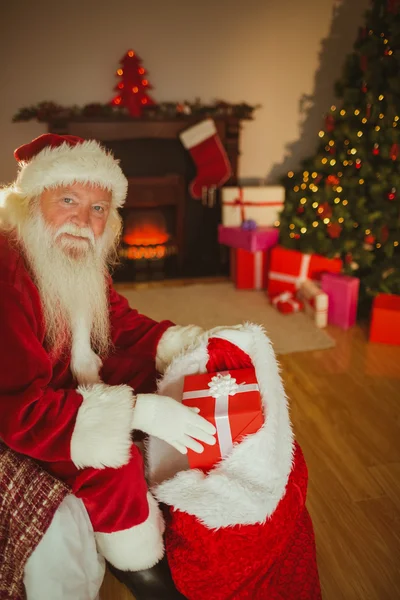 Lachende Kerstman tricotst presenteert — Stockfoto