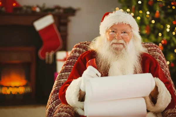 Glücklich Weihnachtsmann Schreibliste mit einem Federkiel — Stockfoto