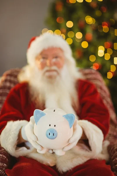 Santa Claus ofreciendo alcancía —  Fotos de Stock