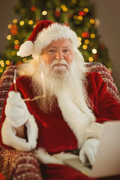 Sorrindo Papai Noel usando laptop — Fotografia de Stock