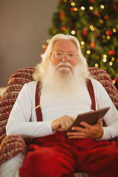 Happy santa med digital tablet — Stockfoto