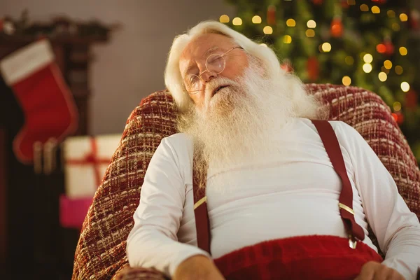 Санта Клаус спит на кресле — стоковое фото