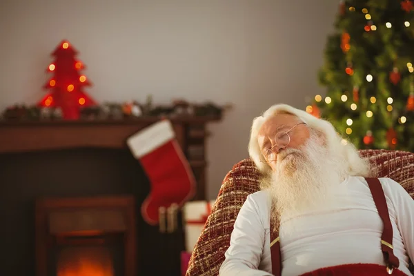 圣诞老人在扶手椅上休息 — 图库照片