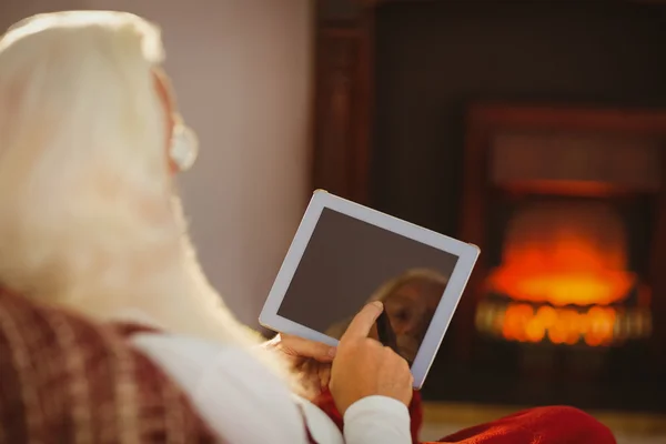 Father christmas touching tablet pc — Stock Photo, Image