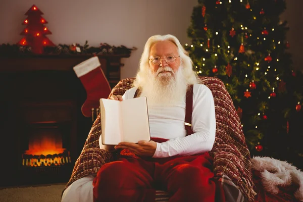 Papai Noel mostrando seu livro — Fotografia de Stock