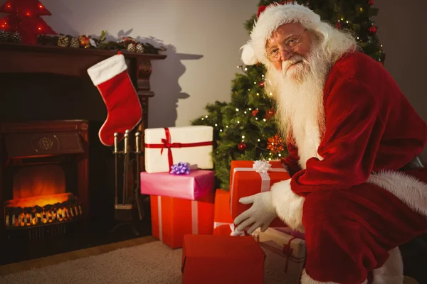 Lächelnder Weihnachtsmann bei der Bescherung an Heiligabend — Stockfoto