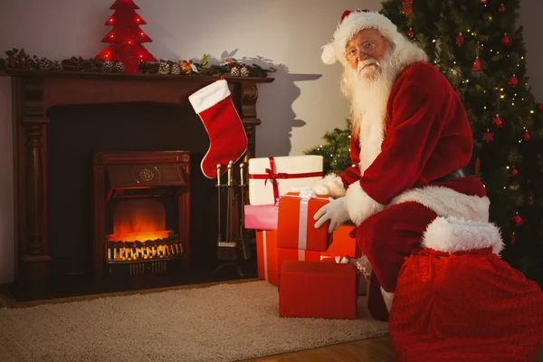 Alegre santa entrega de regalos en la víspera de Navidad — Foto de Stock