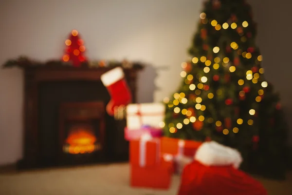 Árvore de Natal com presentes perto da lareira — Fotografia de Stock