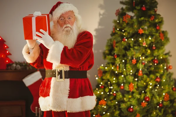 Jultomten levererar present på julafton — Stockfoto