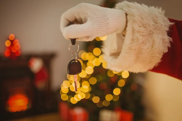 Mão de pai Natal segurando chave do carro — Fotografia de Stock