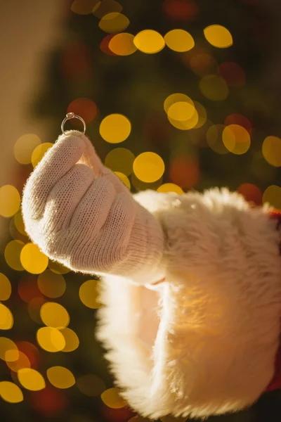 Hånd med santa forlovelsesring – stockfoto