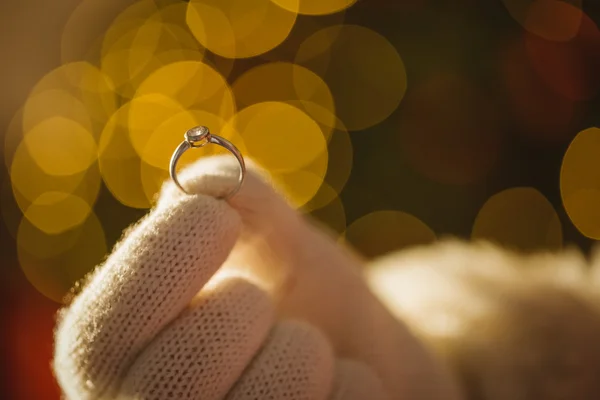 Santa holding nişan yüzüğü yakın çekim — Stok fotoğraf