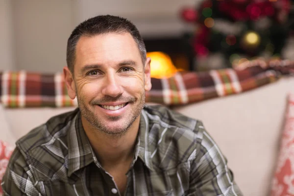 Улыбающийся мужчина улыбается на Рождество — стоковое фото