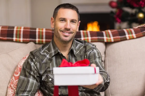 Glimlachende man cadeau aanbieden op eerste kerstdag — Stockfoto