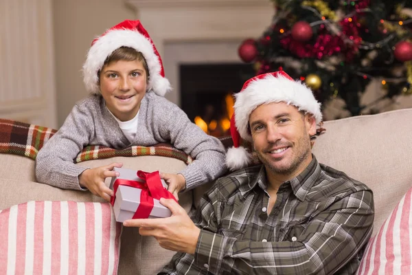 Retrato de padre e hijo sonrientes en Navidad — Foto de Stock