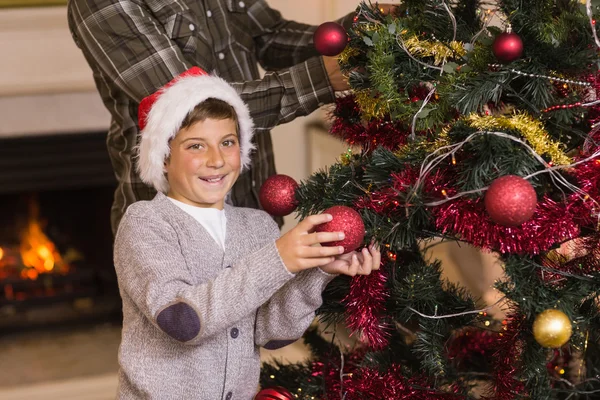 San y padre decorando el árbol de navidad —  Fotos de Stock