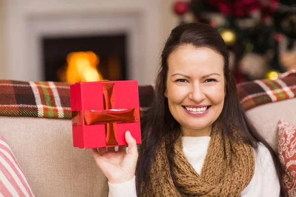Hübsche brünette Frau zeigt Weihnachtsgeschenk — Stockfoto