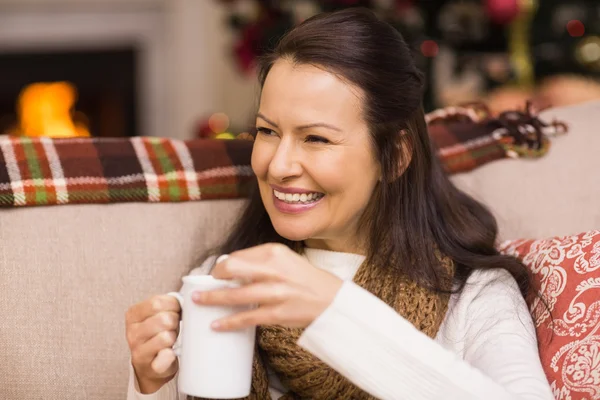 Brünette trinkt heiße Schokolade mit Marshmallow — Stockfoto