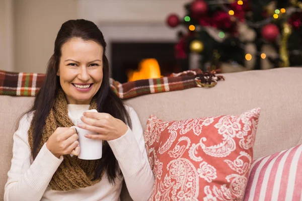 Morena sorridente desfrutando de chocolate quente — Fotografia de Stock