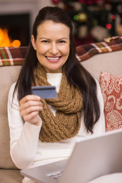 Brunett handla online med laptop vid jul — Stockfoto