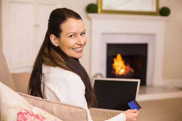 Vrouw doet online winkelen met laptop en creditcard — Stockfoto