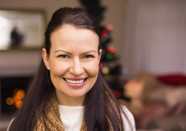 Retrato de uma morena feliz — Fotografia de Stock