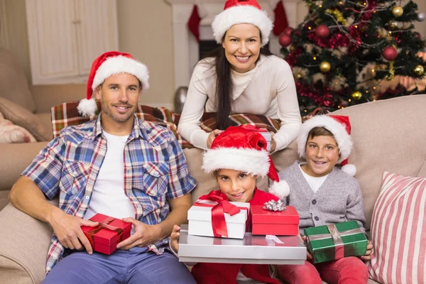 Όμορφη οικογένεια, ποζάρει με δώρα κατά τη διάρκεια των Χριστουγέννων — Φωτογραφία Αρχείου