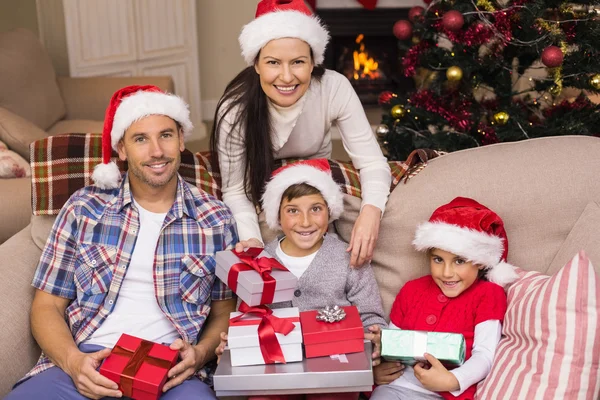 Glad son öppna sina gåvor — Stockfoto