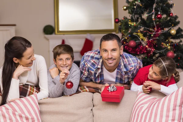 Familia feliz apoyada en el sofá — Foto de Stock