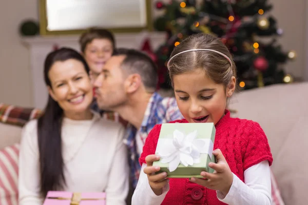 Sorprendida niña abriendo un regalo —  Fotos de Stock