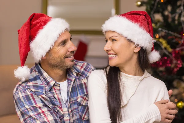 Casal feliz abraçando no sofá — Fotografia de Stock