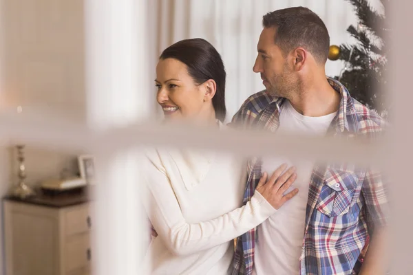 Amor pareja abrazos y mirando hacia otro lado — Foto de Stock