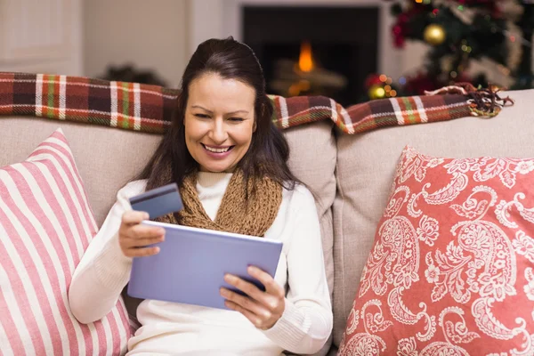 Festlig brunett kvinna med hennes kreditkort och TabletPC — Stockfoto