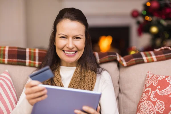 Brunett handla online med laptop vid jul — Stockfoto