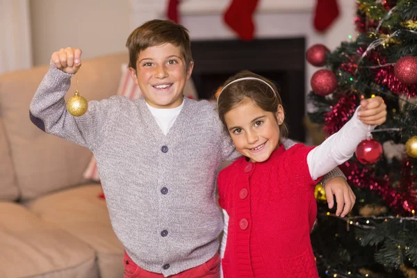 Gelukkig broer en zus bedrijf kerstballen — Stockfoto